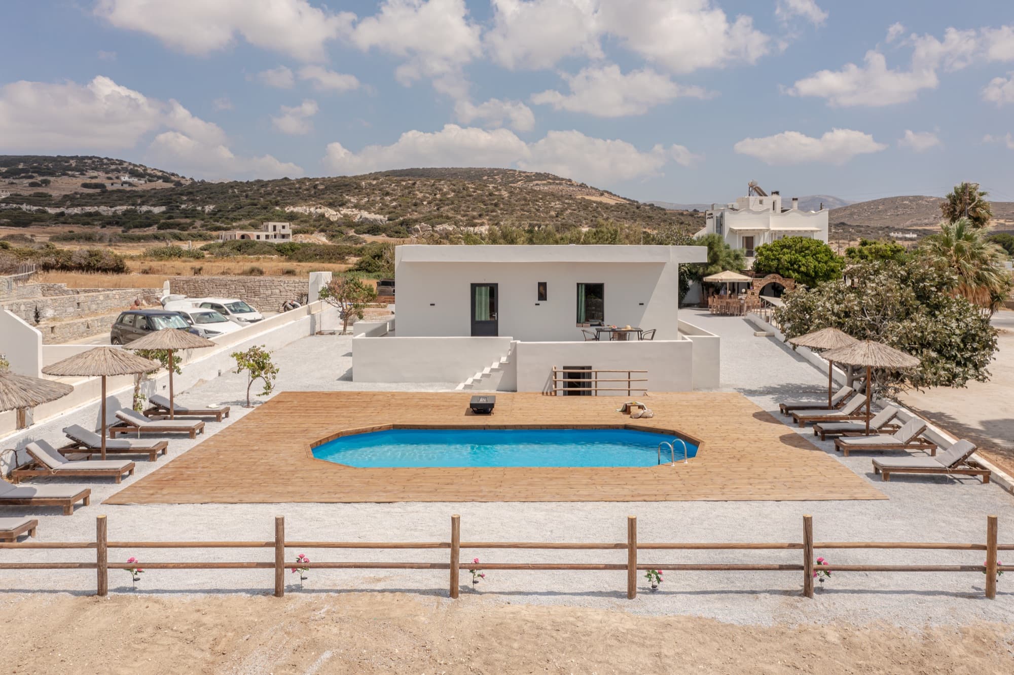 Εξωτερικό της Villa Eira με ιδιωτική πισίνα και ναξιώτικους λόφους