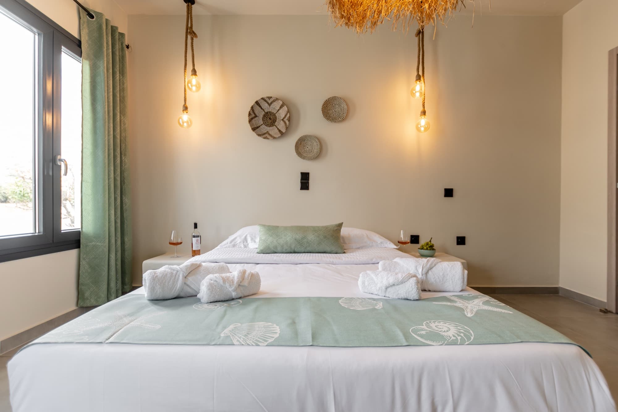 Κύριο υπνοδωμάτιο με πράσινες πινελιές, κρεμαστά φωτιστικά με σχοινί και πλεκτή διακόσμηση