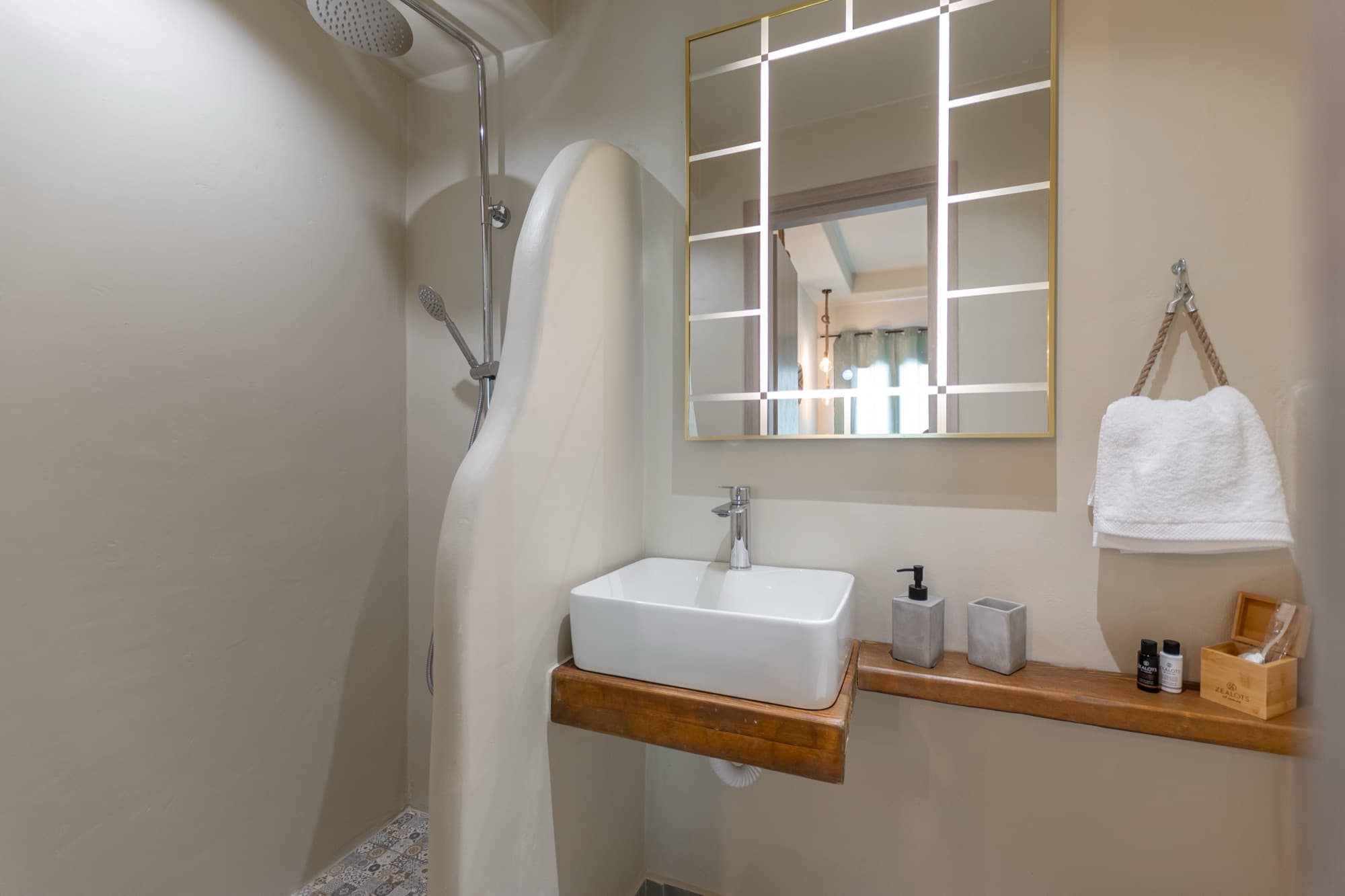 Μπάνιο με ντους βροχής, επιτραπέζιο νιπτήρα και καθρέφτη με χρυσό πλαίσιο