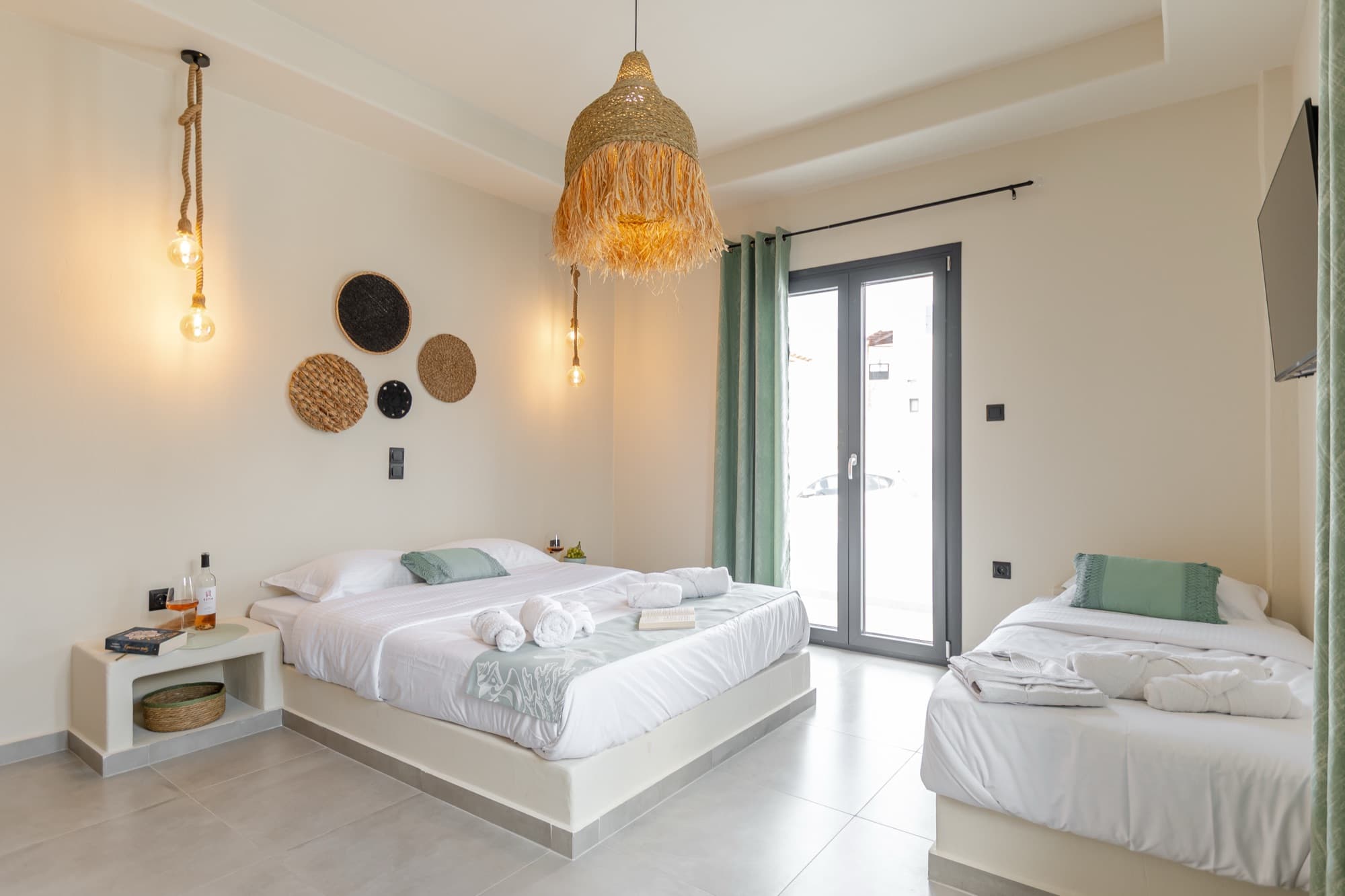 Υπνοδωμάτιο με διπλό κρεβάτι, μονό ντιβάνι και πρόσβαση σε μπαλκόνι