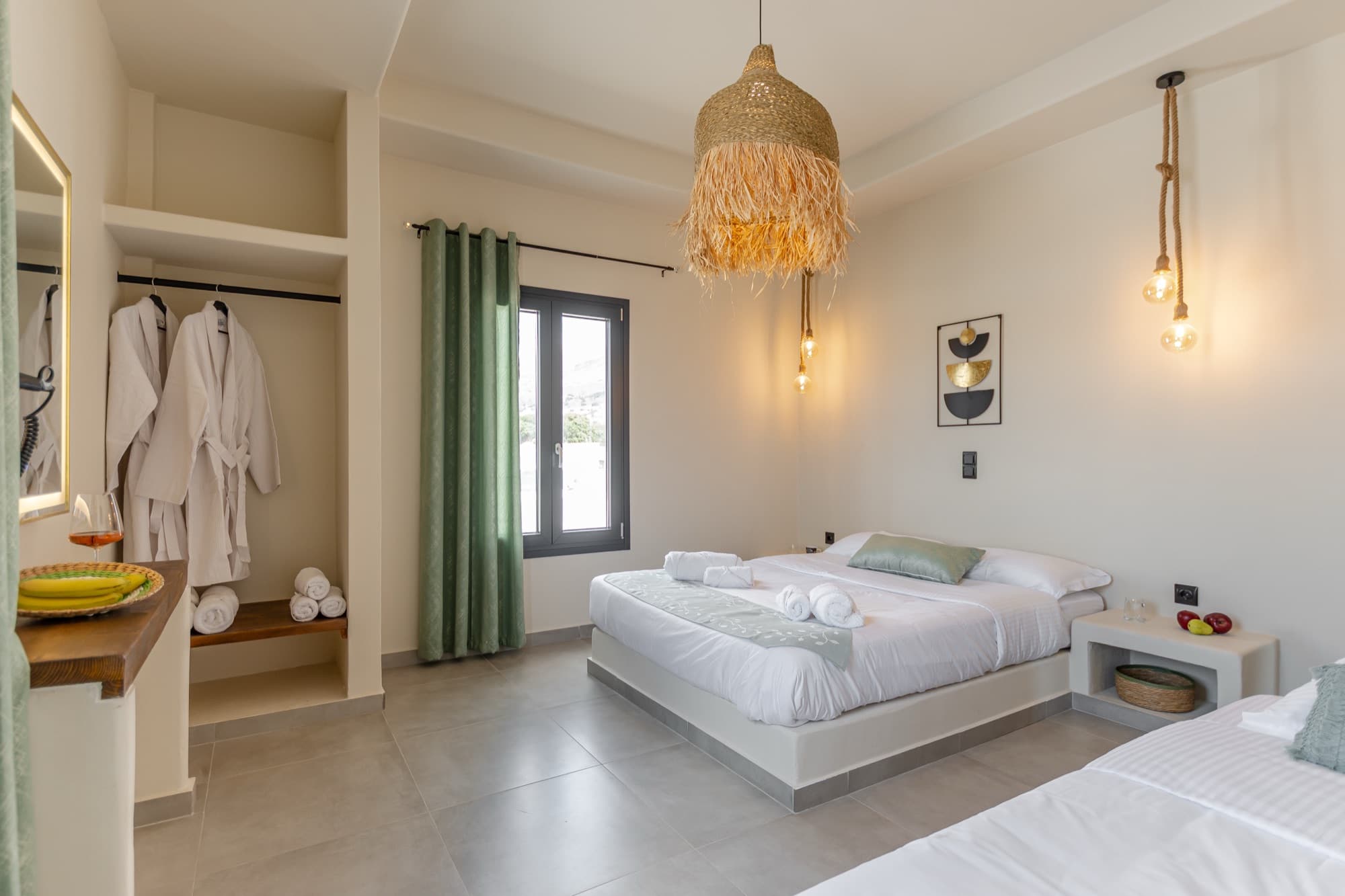 Υπνοδωμάτιο με ανοιχτή ντουλάπα, μπουρνούζια και πλεκτό φωτιστικό