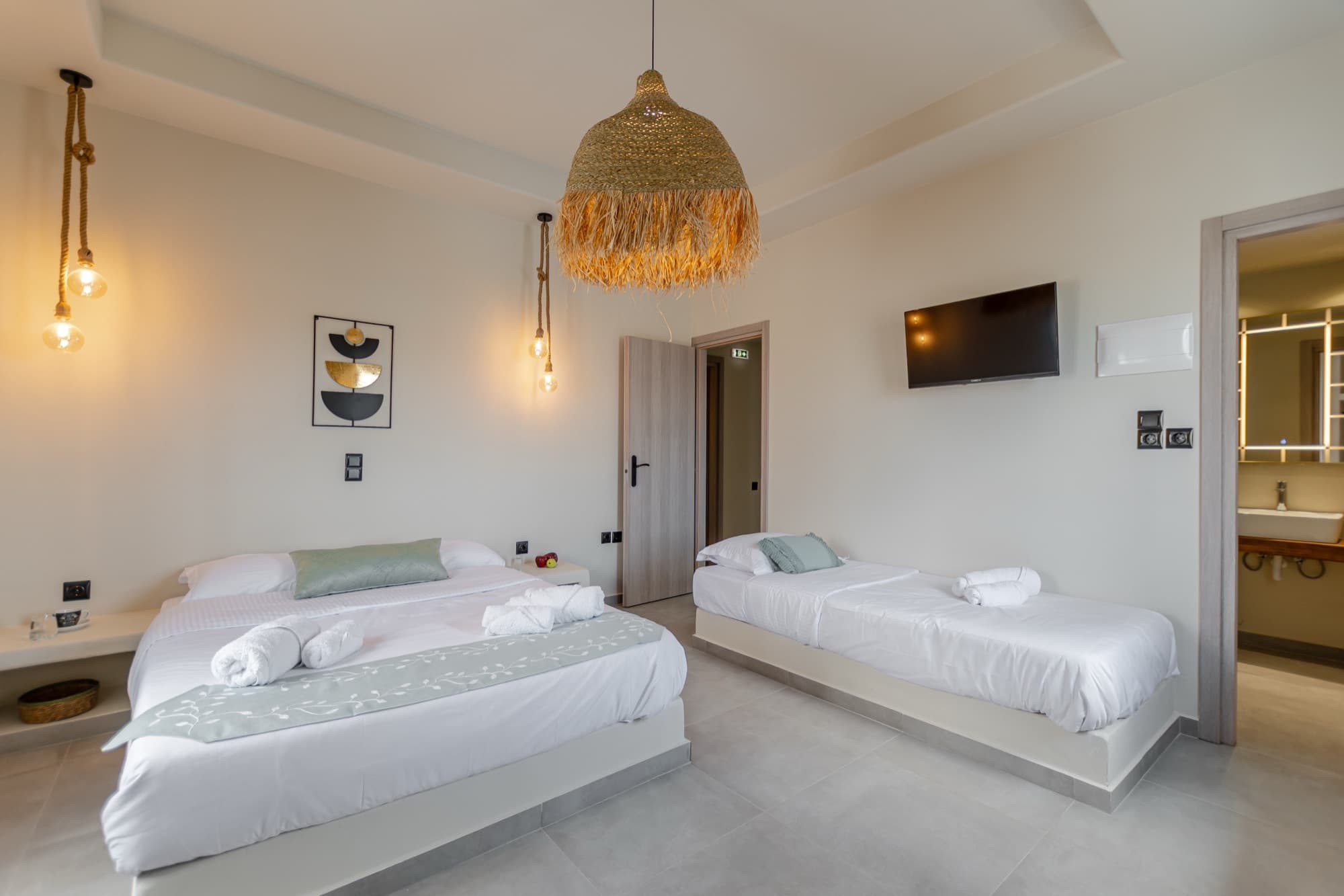 Ευρύχωρο υπνοδωμάτιο με διπλό και μονό κρεβάτι, αφηρημένη τέχνη