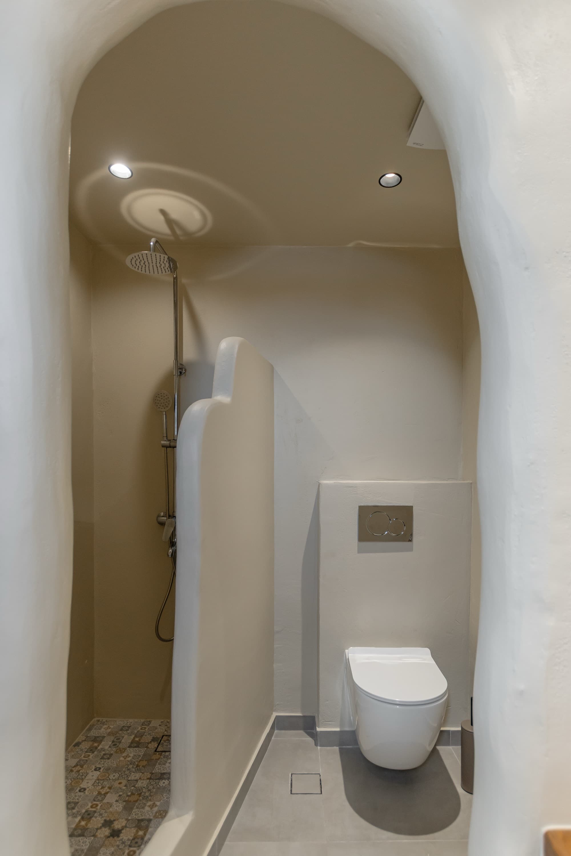 Μπάνιο με επιτραπέζιο νιπτήρα σε ξύλινο πάγκο και φωτιζόμενο καθρέφτη