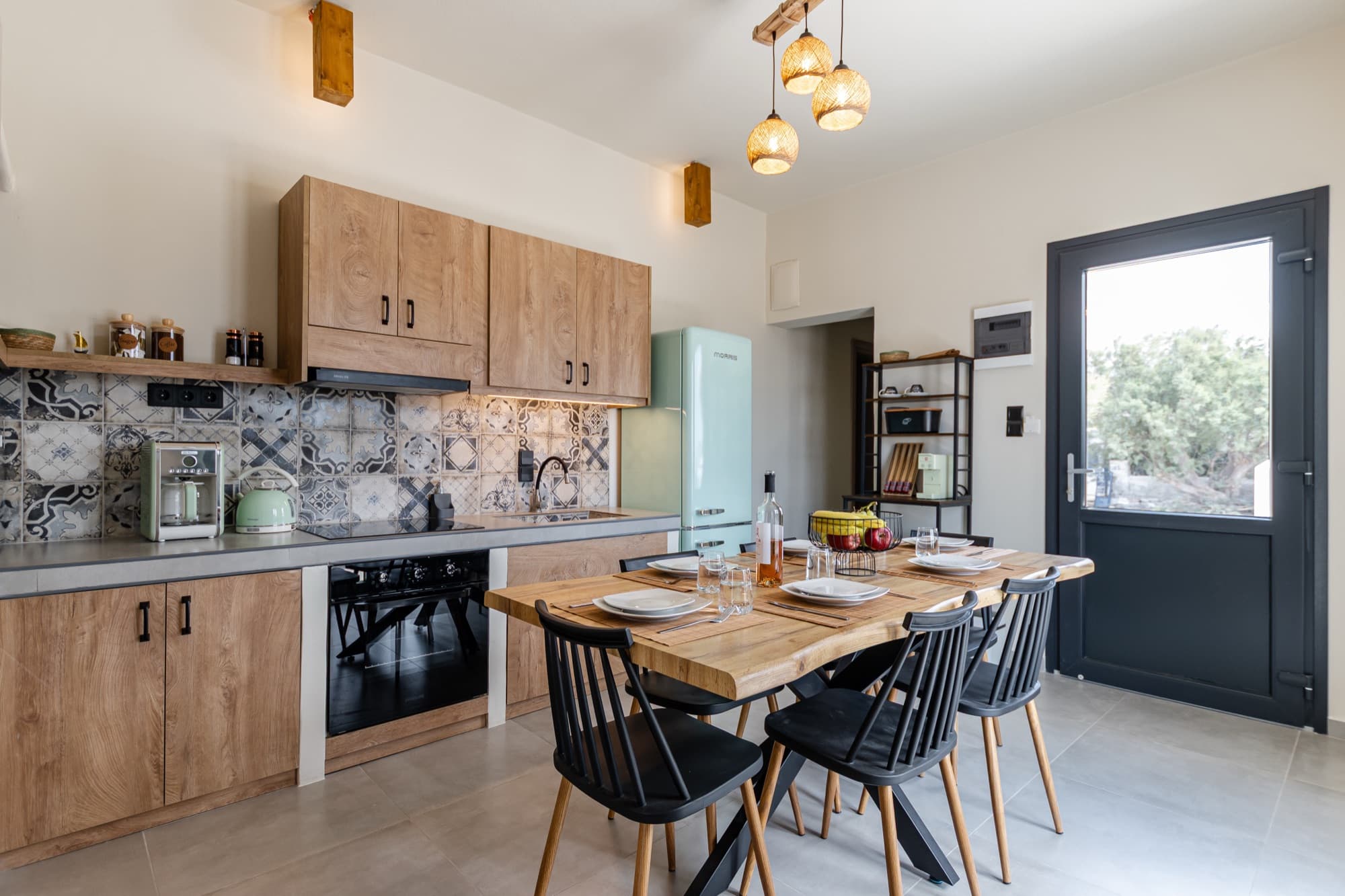 Σαλόνι της Villa Eira με εντοιχισμένο καναπέ και θέα θάλασσα