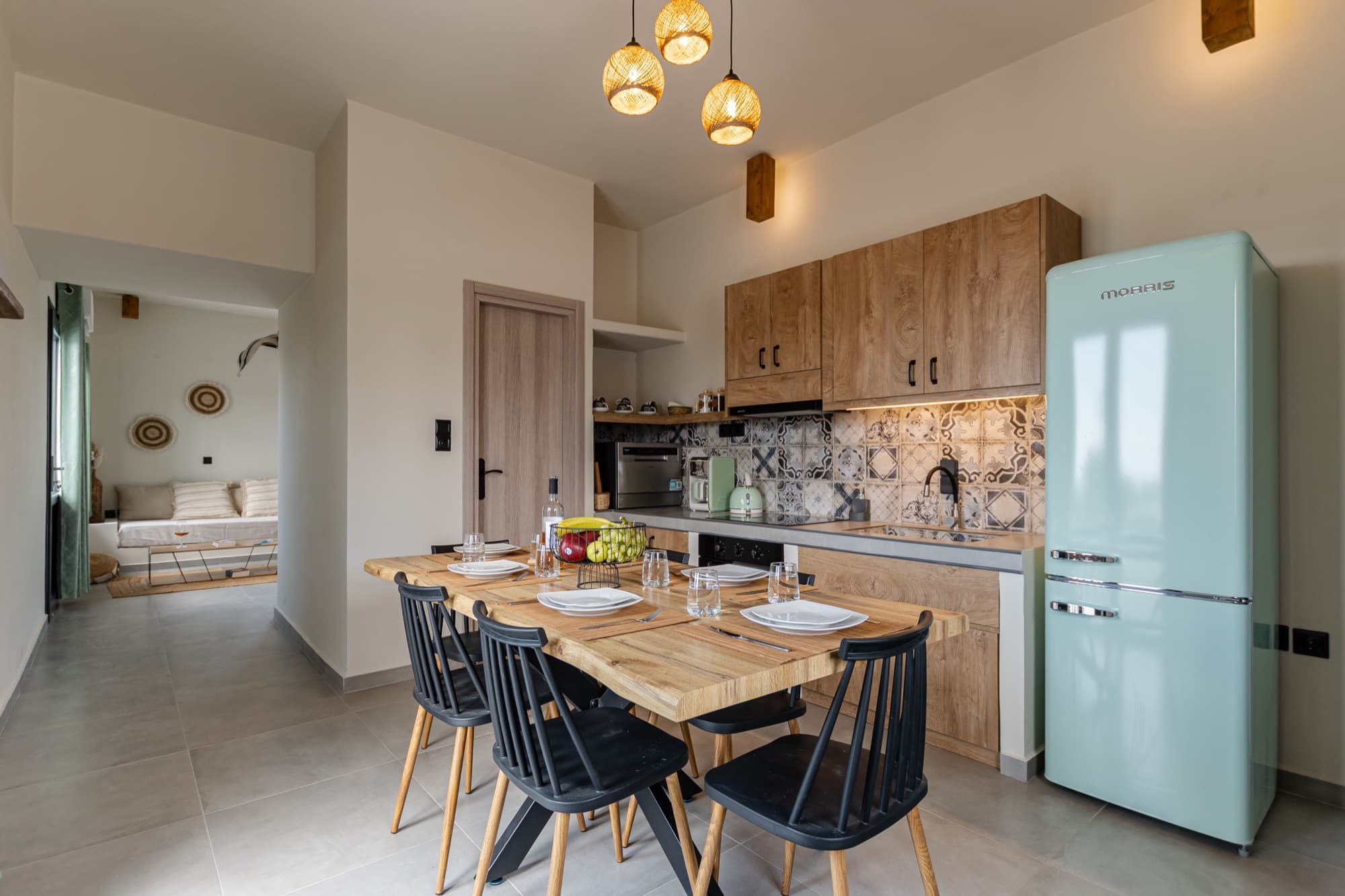 Κουζίνα της Villa Eira με ξύλινα ντουλάπια, διακοσμητικά πλακάκια και ρετρό ψυγείο